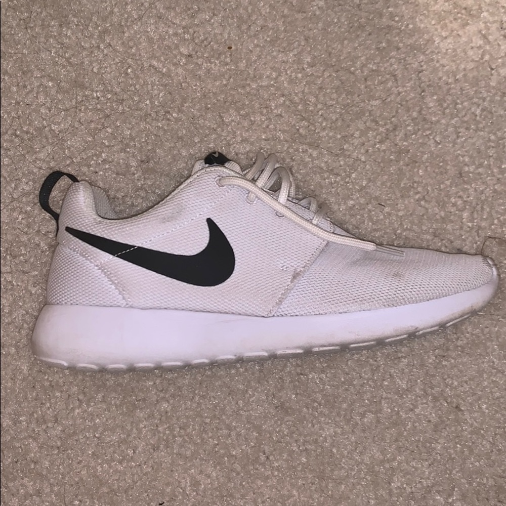Nike women’s Roshe